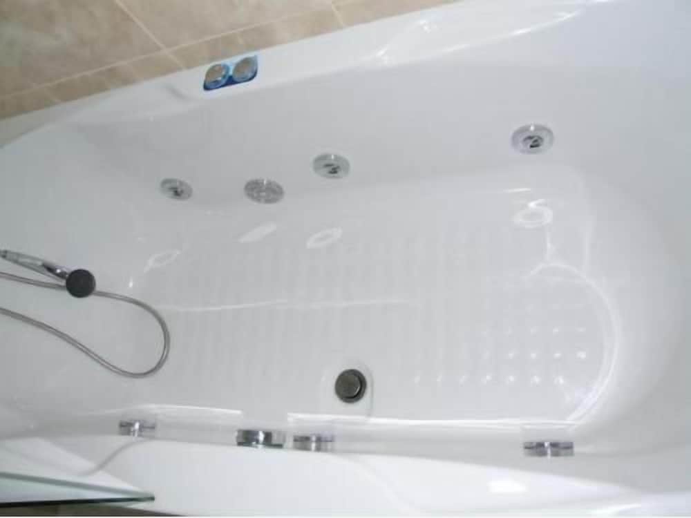 Jetted tub