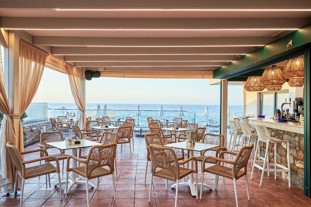 Poolside bar