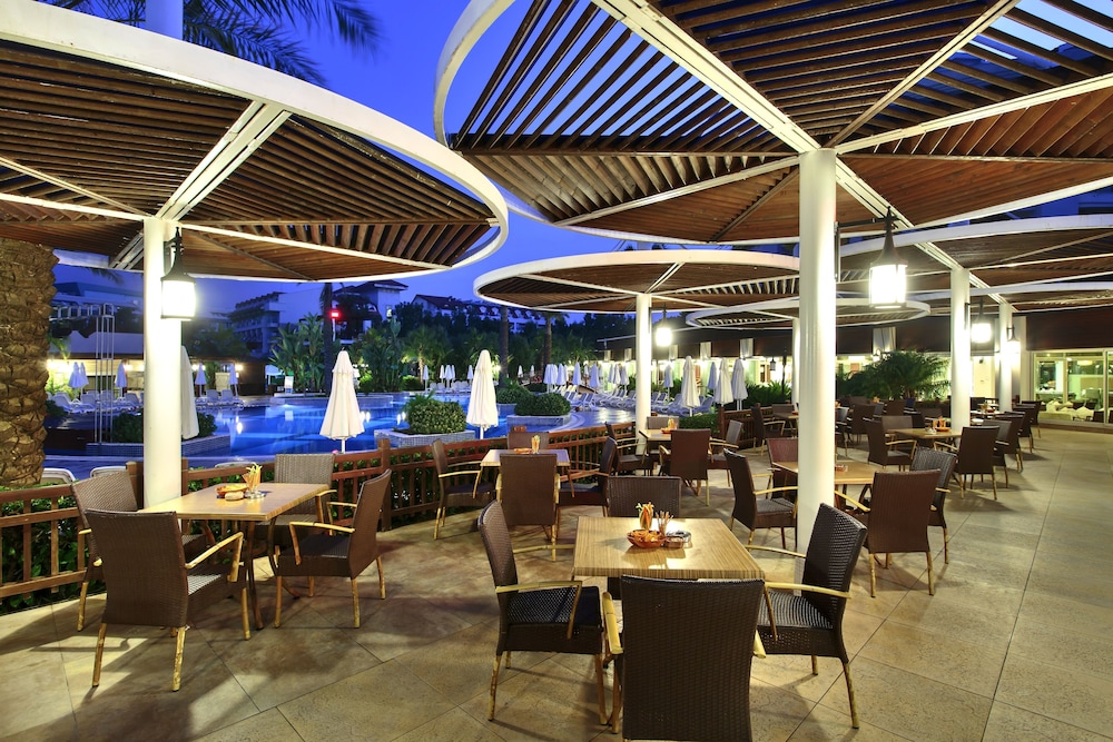 Poolside bar