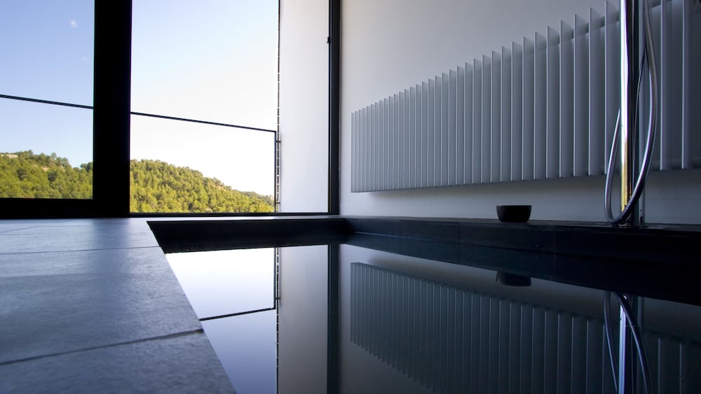 Deep soaking bathtub