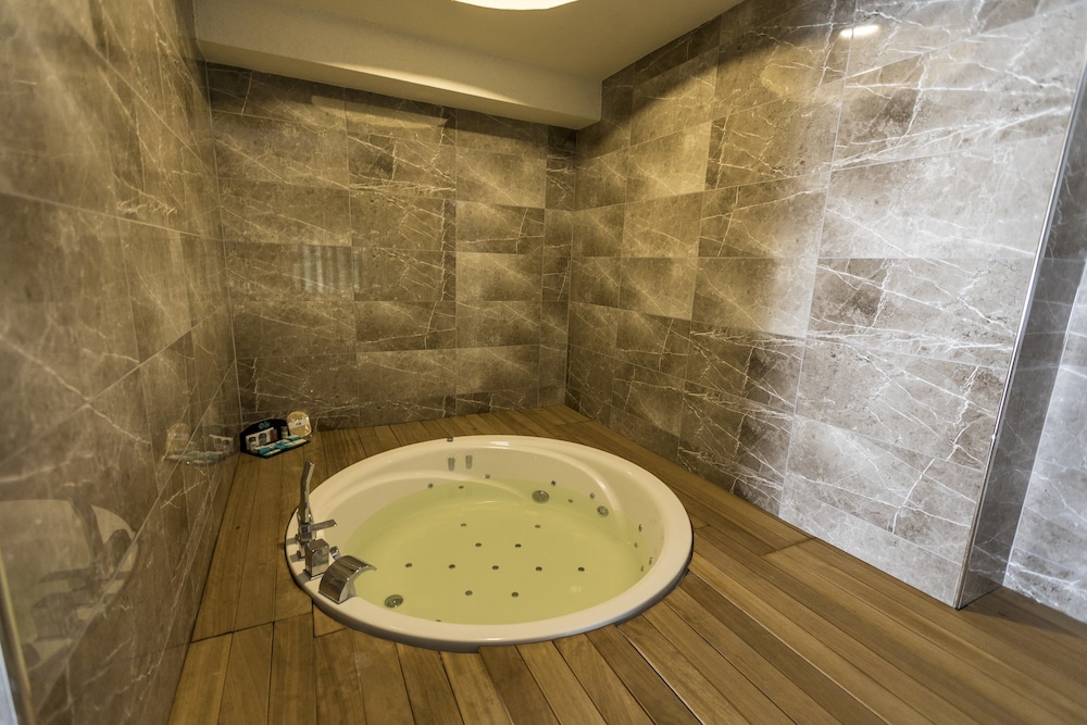 Jetted tub