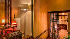 thumbnail: Interior entrance