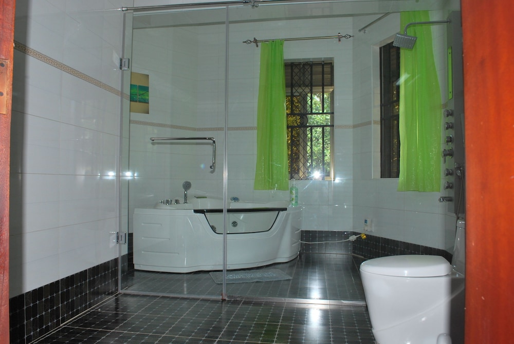 Deep soaking bathtub