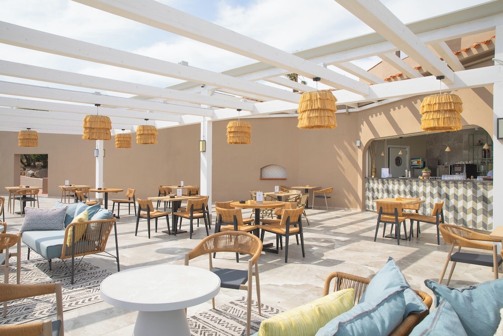 Poolside bar