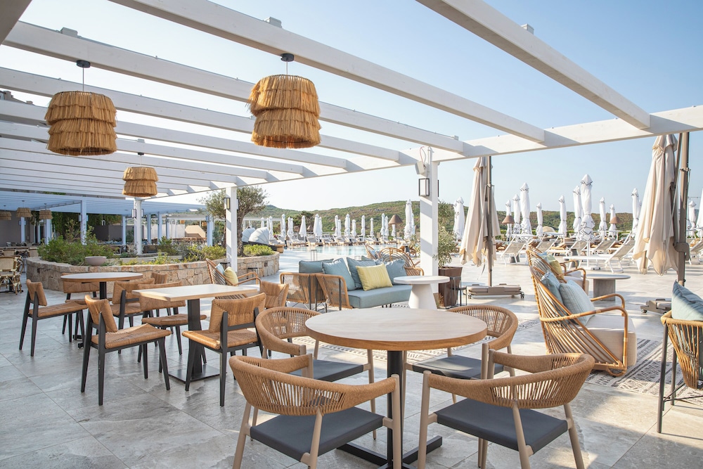 Poolside bar