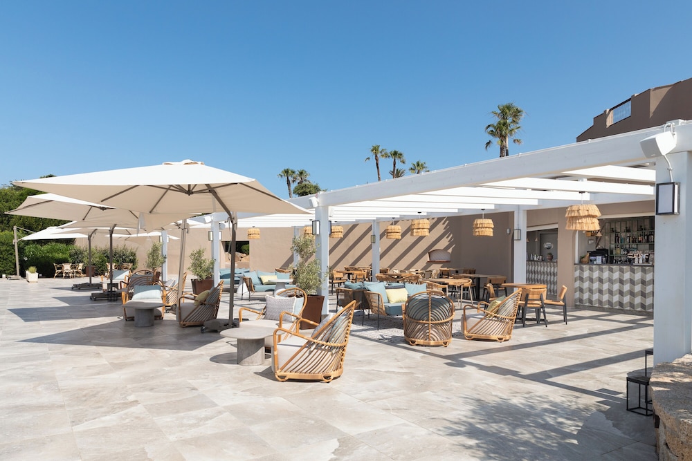 Poolside bar