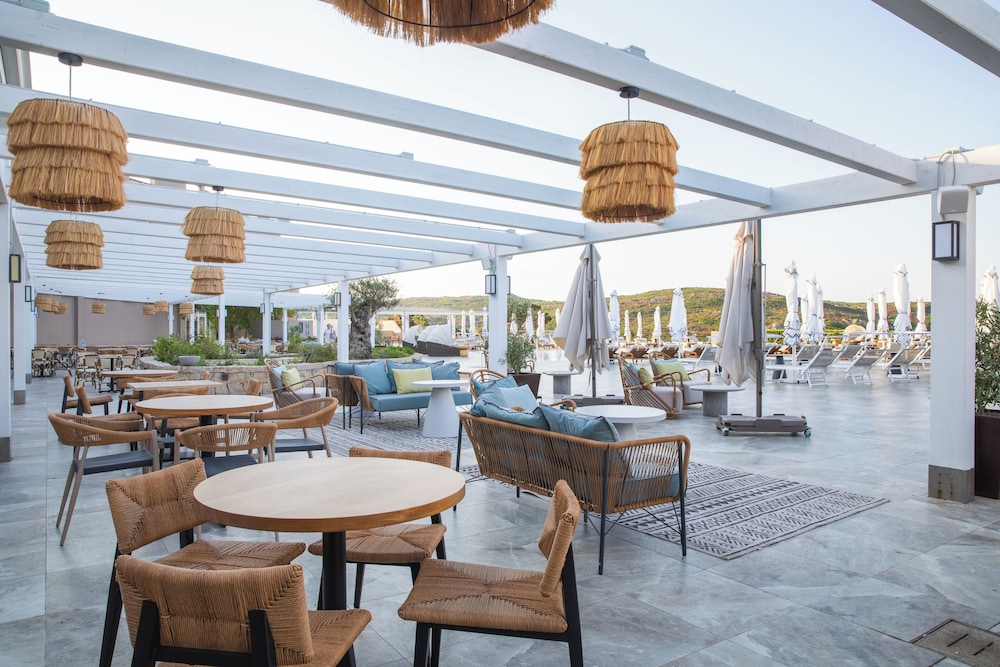 Poolside bar