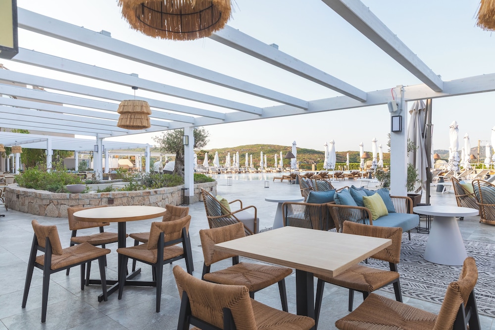 Poolside bar