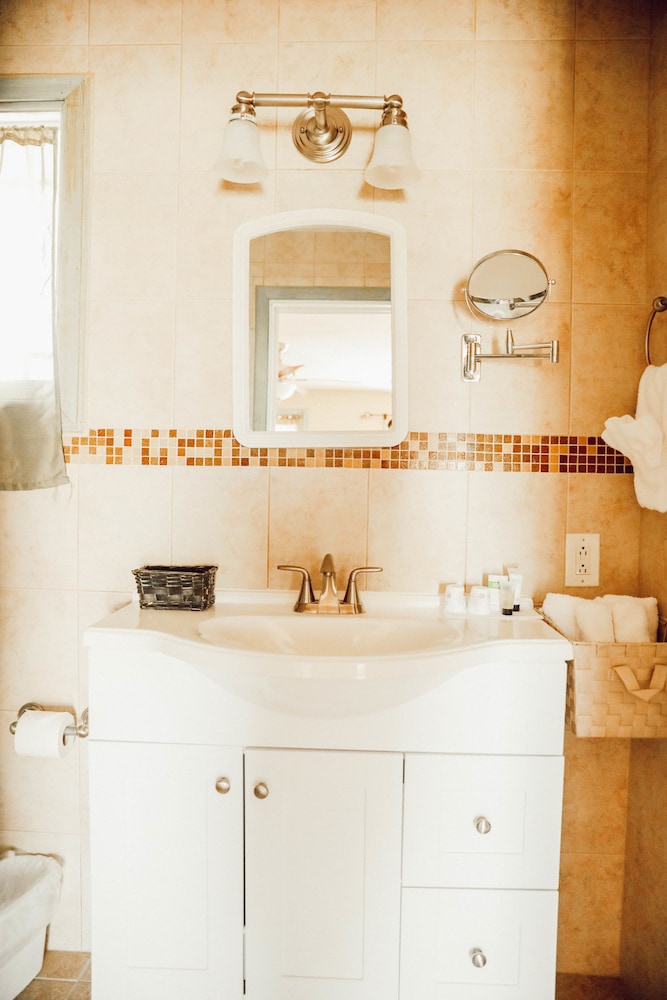 Bathroom sink