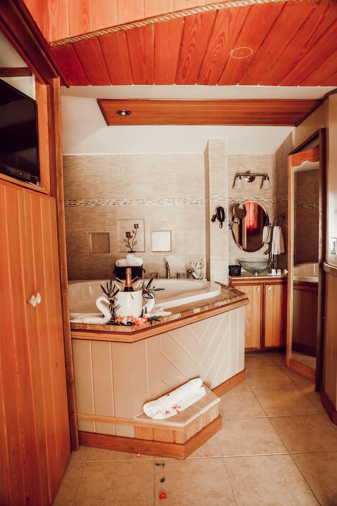Jetted tub