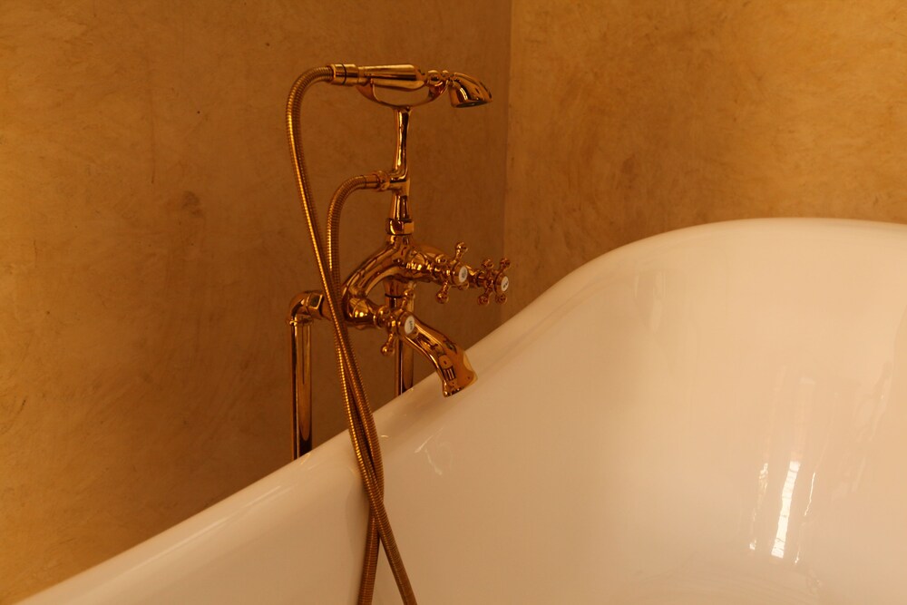 Deep soaking bathtub