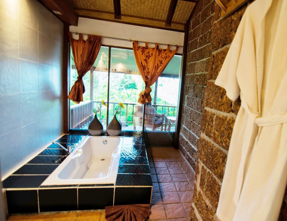 Deep soaking bathtub