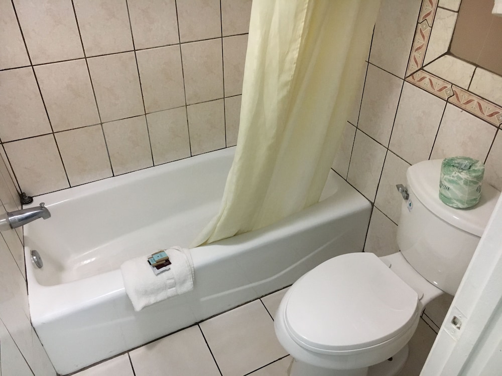 Deep soaking bathtub