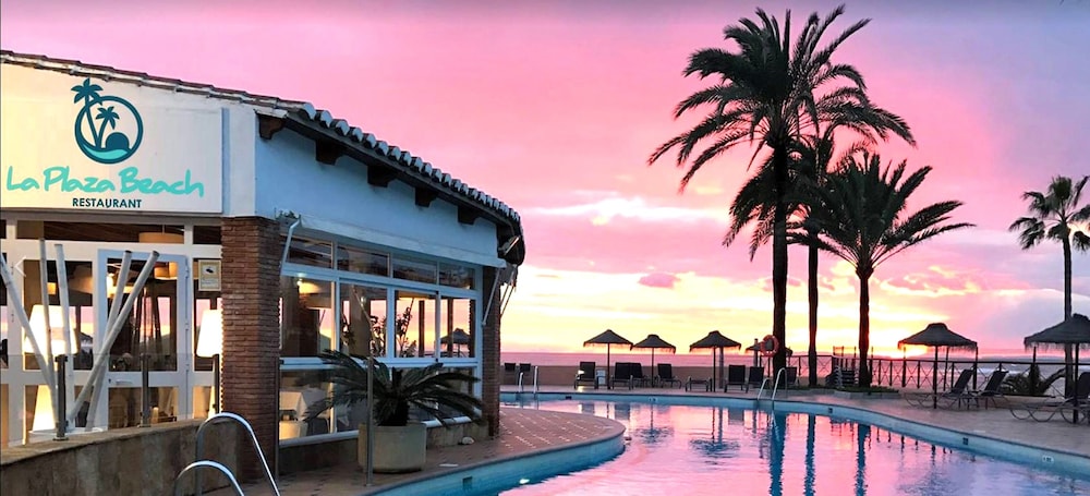 Poolside bar