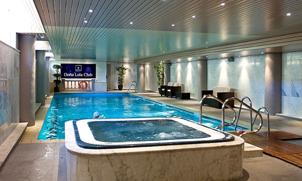 Indoor spa tub
