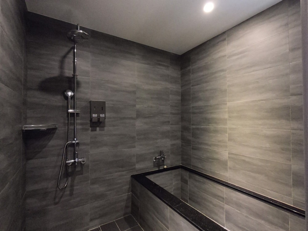 Deep soaking bathtub