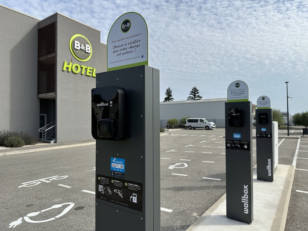 Electric vehicle charging station