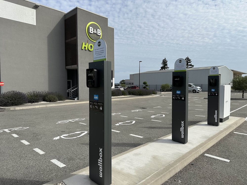 Electric vehicle charging station