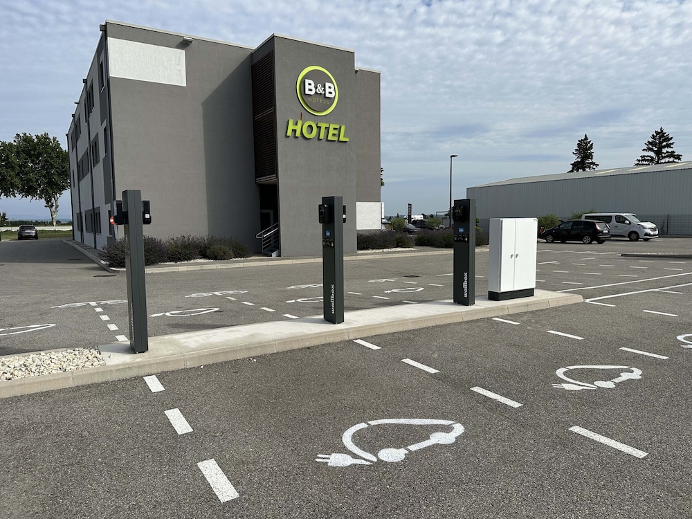 Electric vehicle charging station