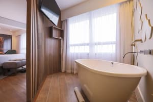 thumbnail: Deep soaking bathtub