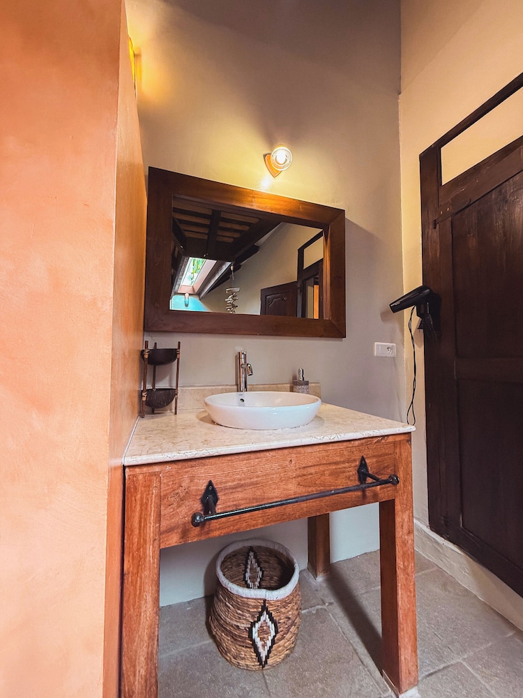 Bathroom sink