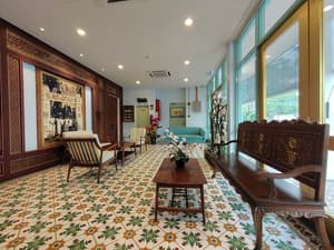 thumbnail: Lobby sitting area