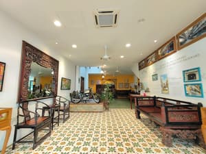 thumbnail: Lobby sitting area