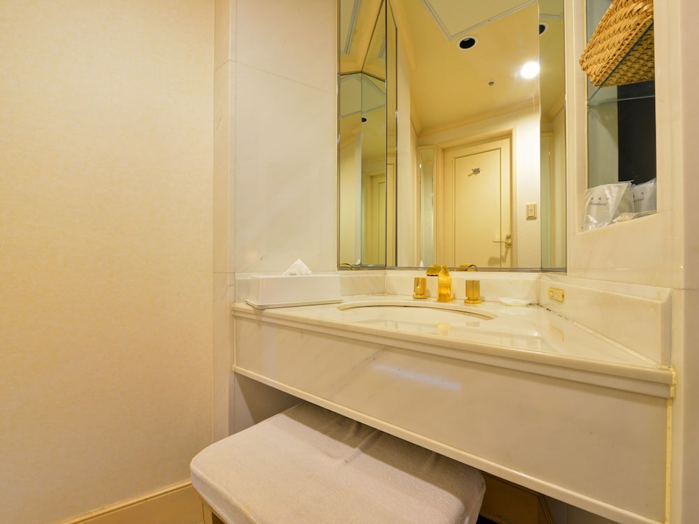 Bathroom sink