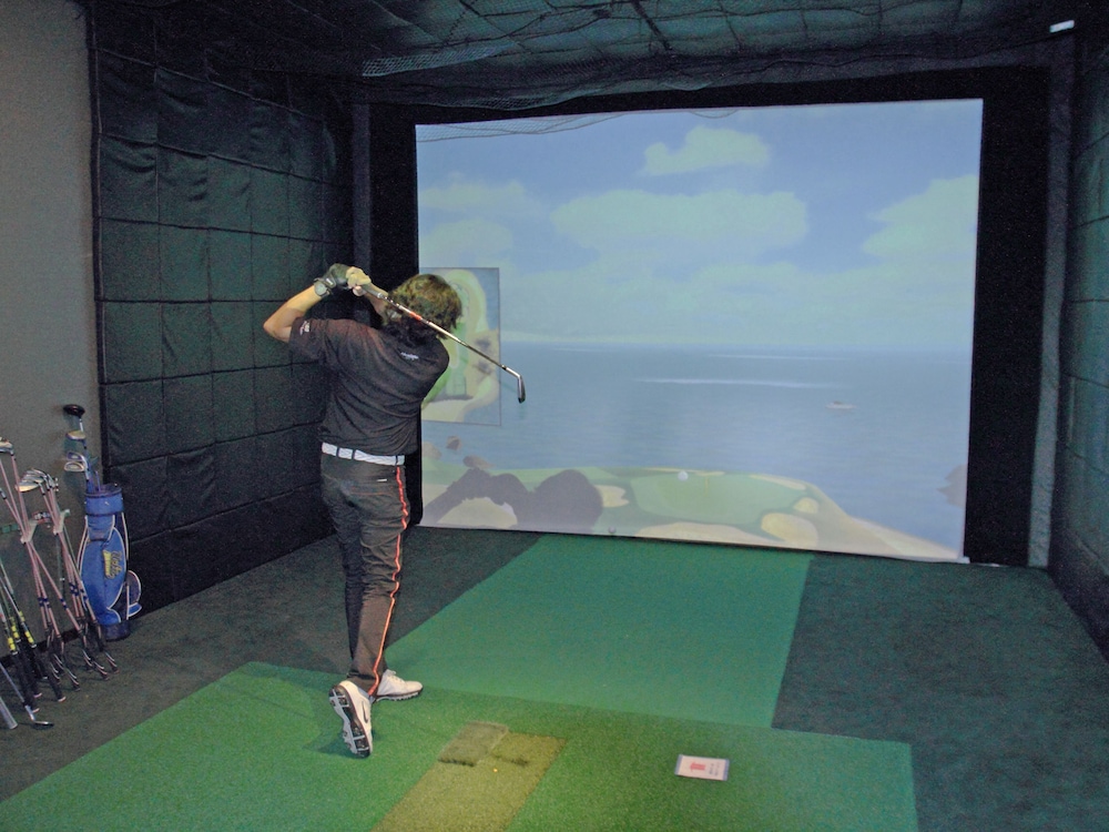 Indoor golf driving range