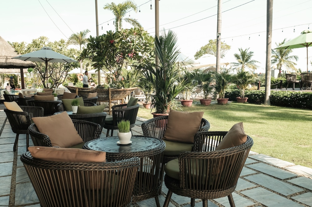 Poolside bar