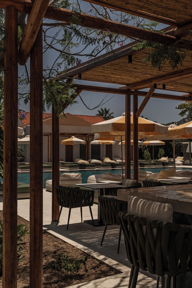Poolside bar