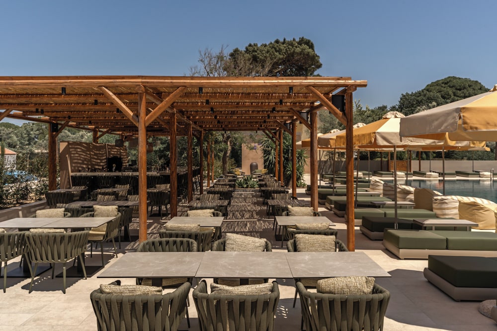 Poolside bar