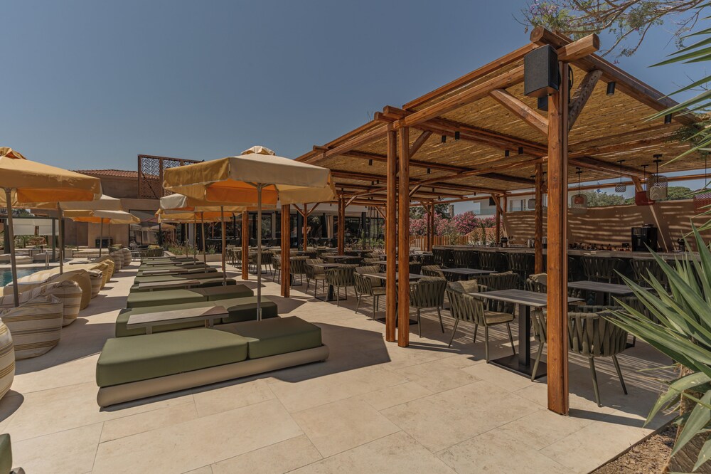 Poolside bar