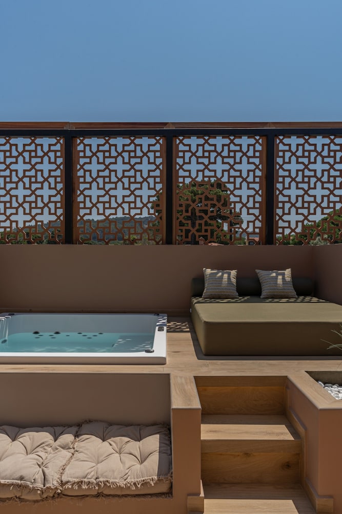 Private spa tub