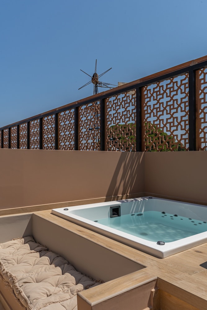 Private spa tub