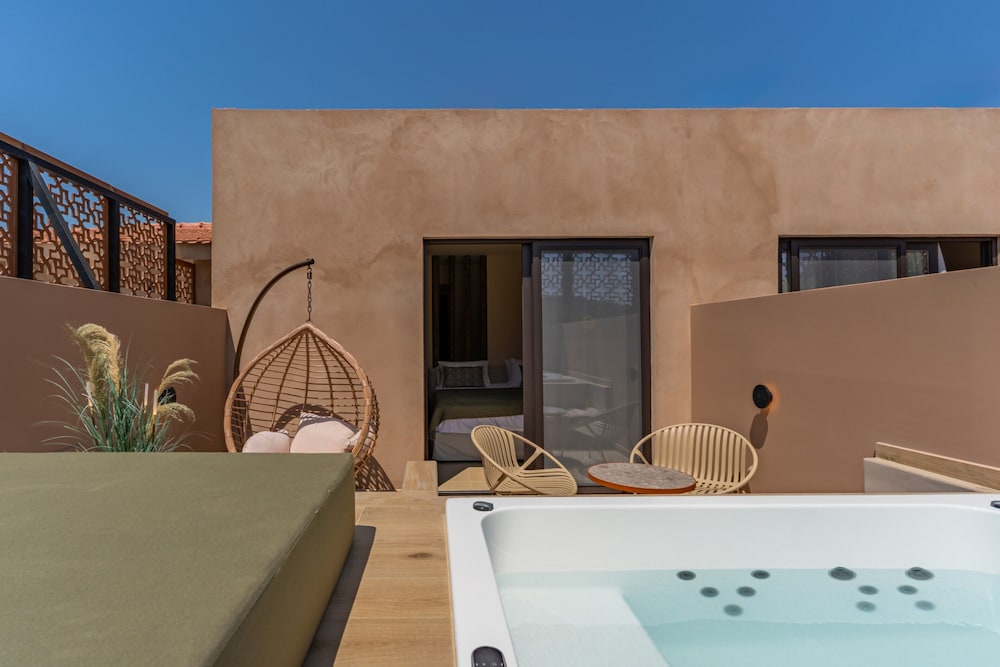 Private spa tub