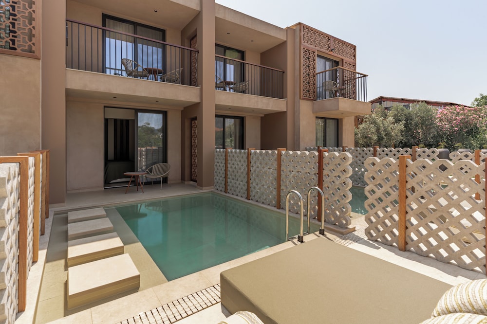 Private pool