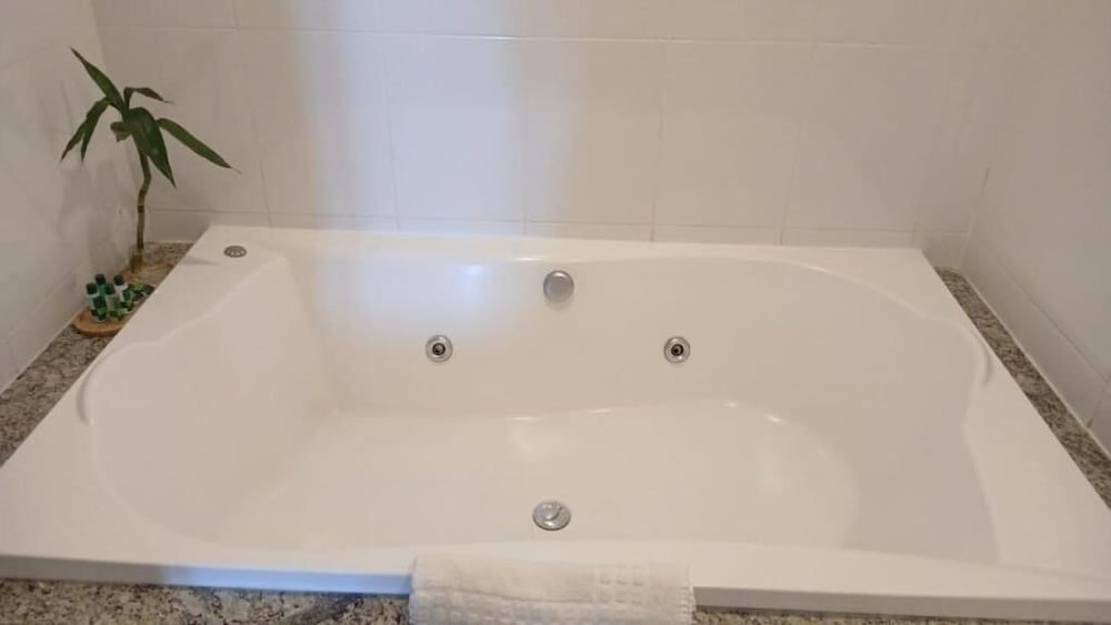 Deep soaking bathtub