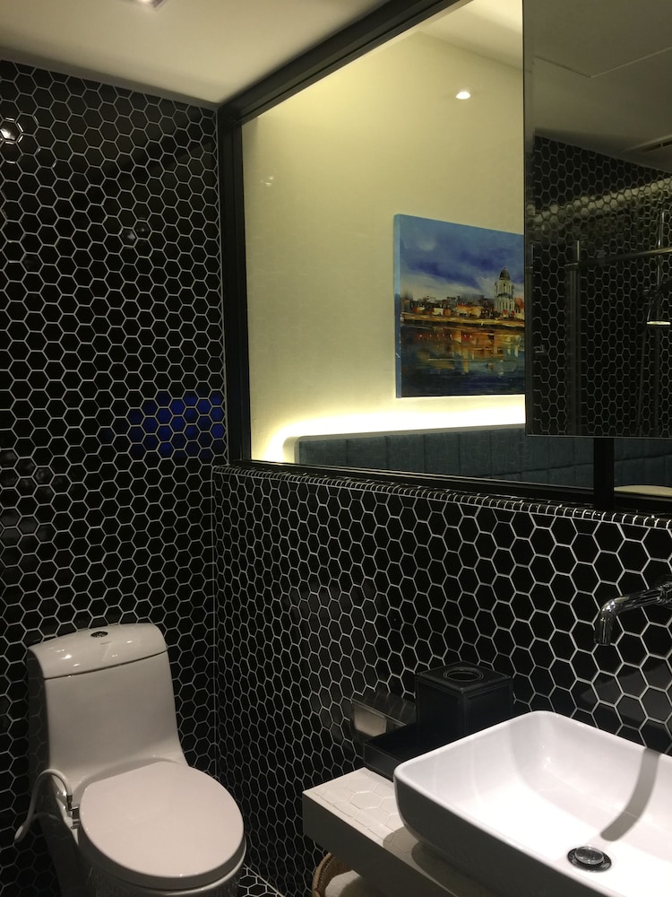 Bathroom sink