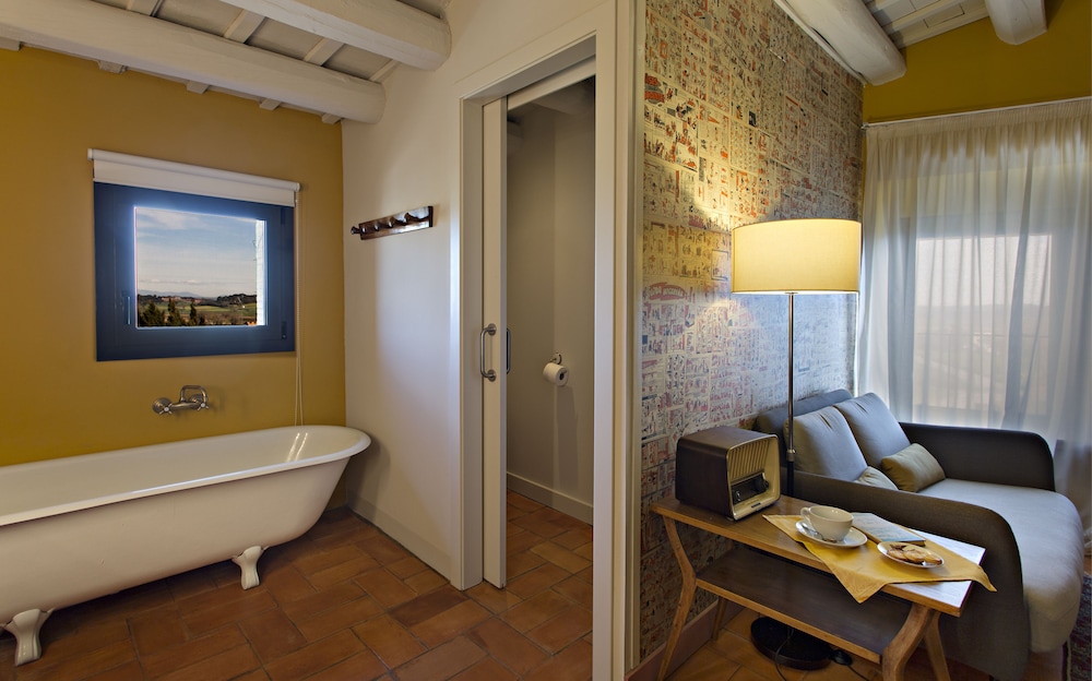 Deep soaking bathtub