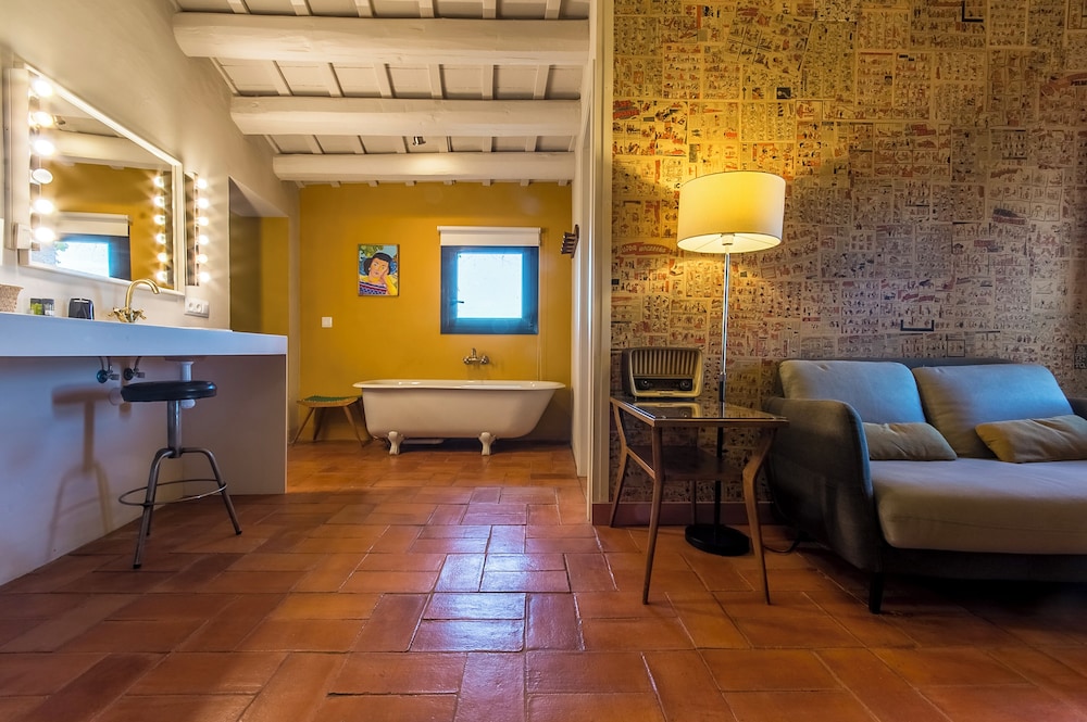 Deep soaking bathtub