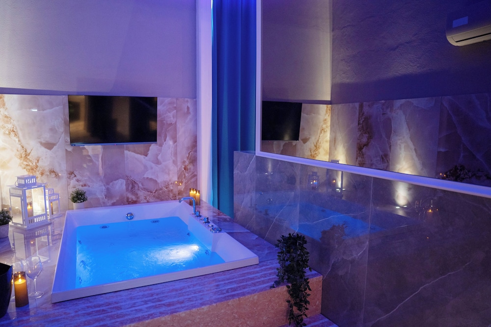 Private spa tub