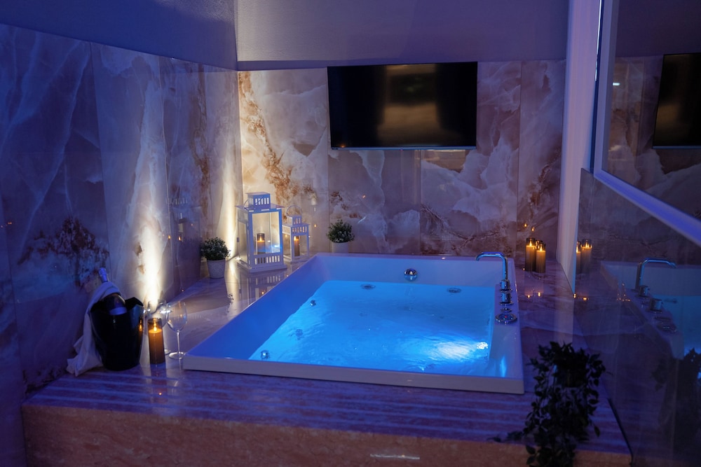 Private spa tub