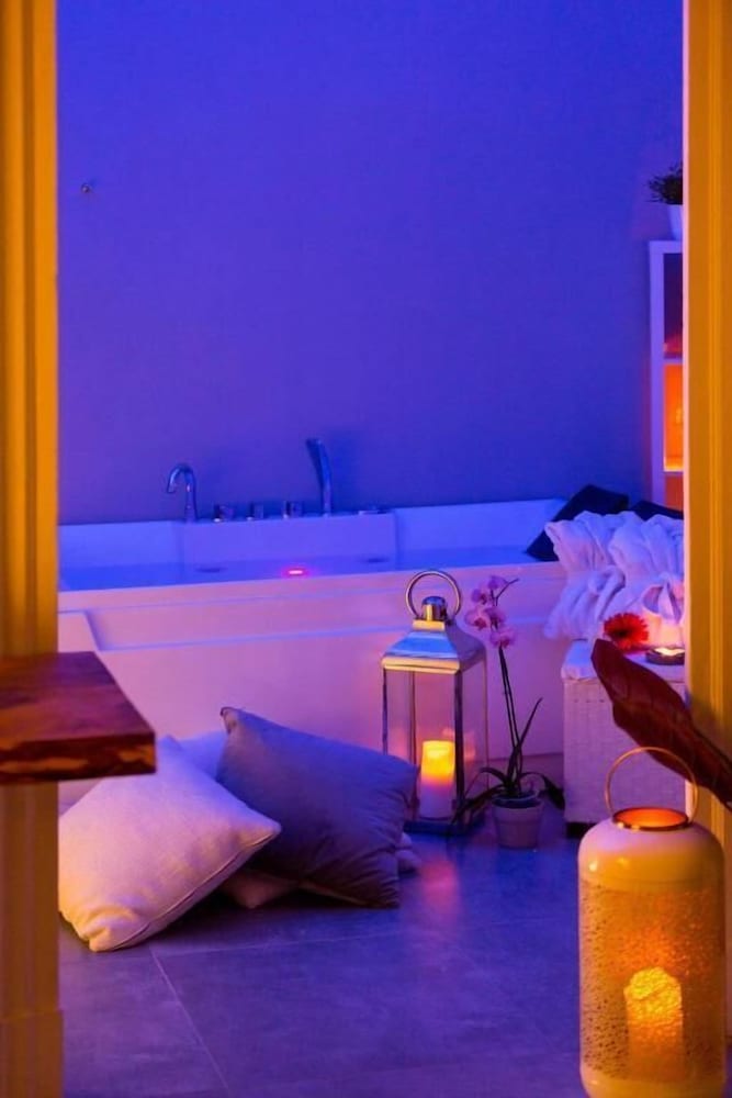 Private spa tub