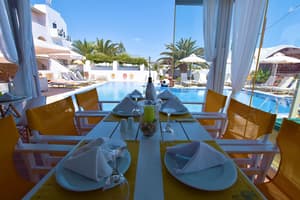 thumbnail: Poolside bar