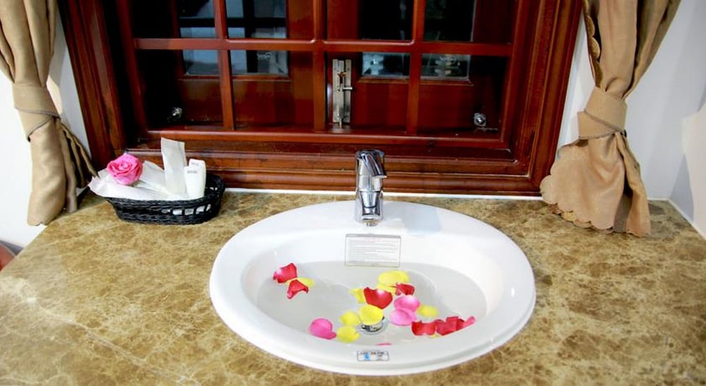 Bathroom sink