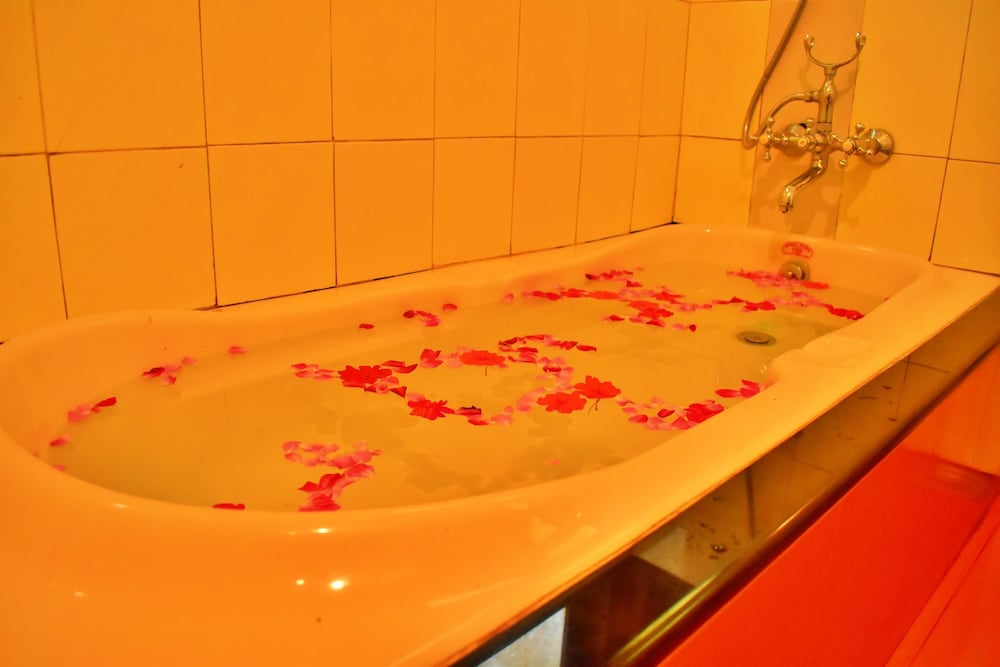 Deep soaking bathtub