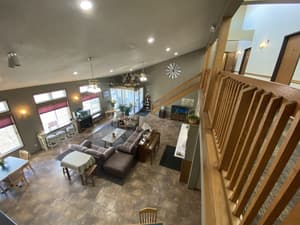 thumbnail: Lobby sitting area