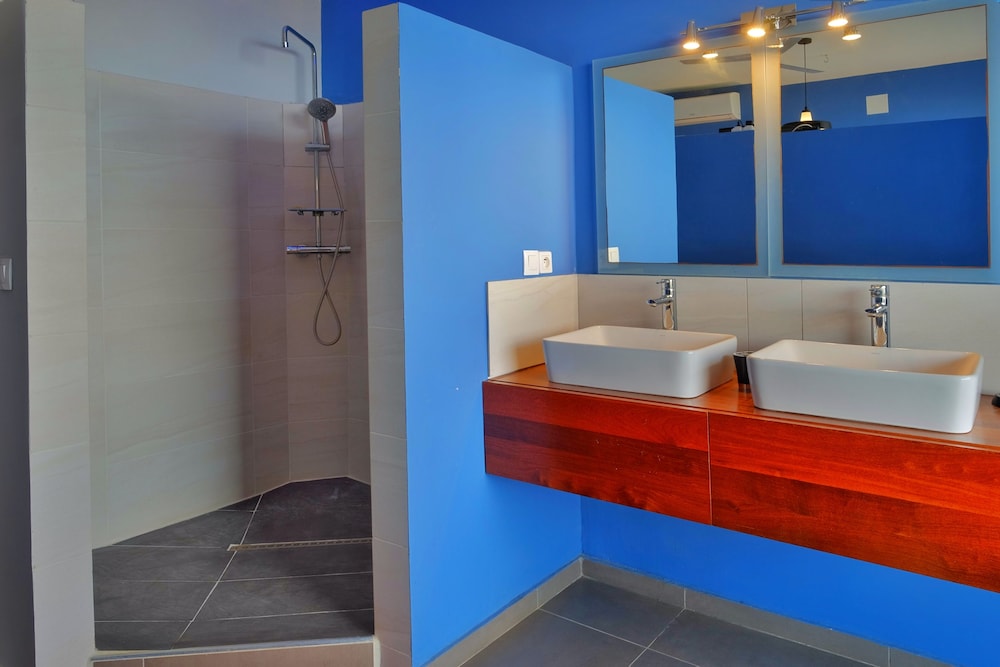 Bathroom sink