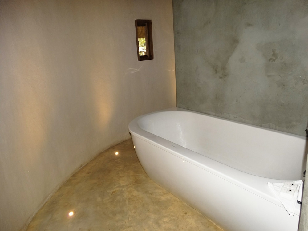 Deep soaking bathtub